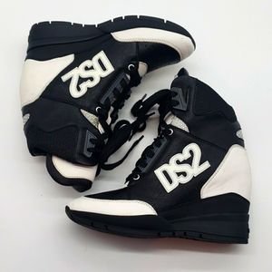 D SQUARE SIZE 40 COLOR BLACK AND WHITE 100% AUTHENTIC CONDITION IS USED